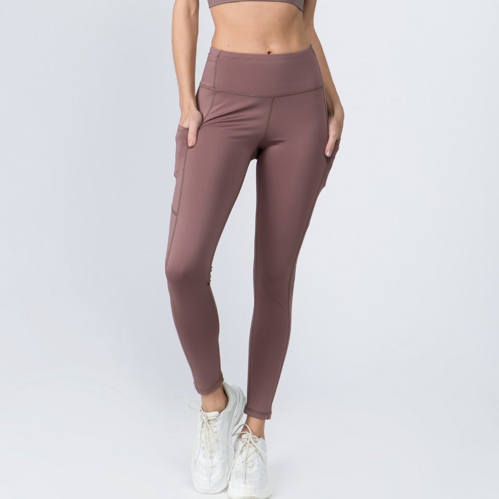 High Waist Tech Pocket Workout Legging Color: SMOK